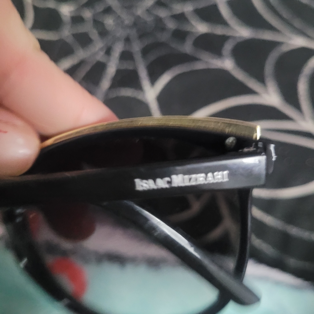 Elegant Black Sunglasses - Picture 4 of 5